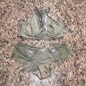 NWT ❤️Victoria’s Secret Strappy Bralette/Panties Set❤️ Size Medium